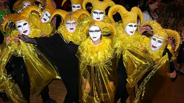 Stolze Schönheiten: Aufwendige Kostüme gehören zur Tiengener Frauenfasnacht dazu &ndash; diese Gruppe hat sich vom venezianischen ...