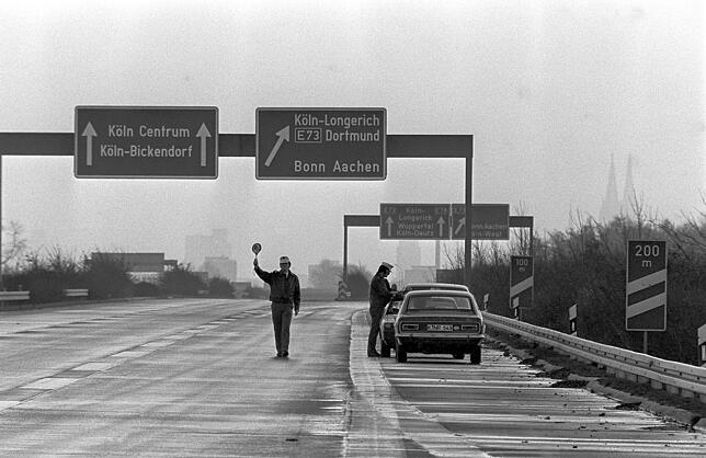 Polizisten kontrollieren am 25. November 1973 am Autobahnkreuz Köln-Nord die Einhaltung des Fahrverbots.