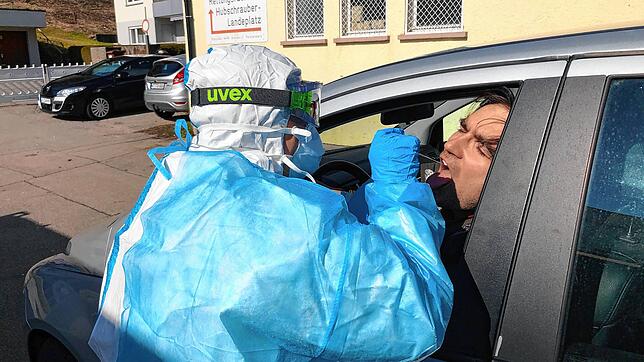 Schnelltest auf Covid-19 an der Drive-In-Teststation am Chilbiplatz in Waldshut. Die Teststation ist seit 22. März in Betrieb.
