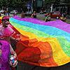Teilnehmer der Parade des Christopher Street Day (CSD) tragen am 09.07.2016 in Freiburg (Baden-Württemberg) eine überdimensionale ...