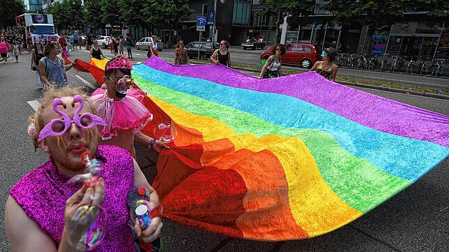 Teilnehmer der Parade des Christopher Street Day (CSD) tragen am 09.07.2016 in Freiburg (Baden-Württemberg) eine überdimensionale ...