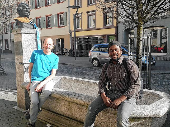 Claus Dinser (links) und Buba Barrow engagieren sich für den Brunnenbau in Gambia.