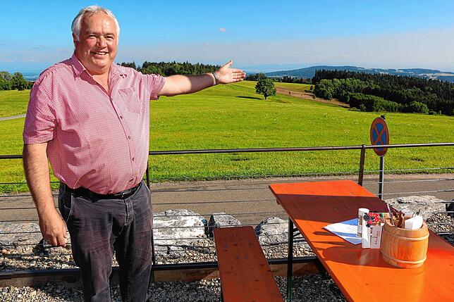 Gaumenfreuden mit phänomenaler Aussicht: Hans-Peter Kleemann, Inhaber des Berggasthof Höchsten im Deggenhausertal, auf der Terrasse ...