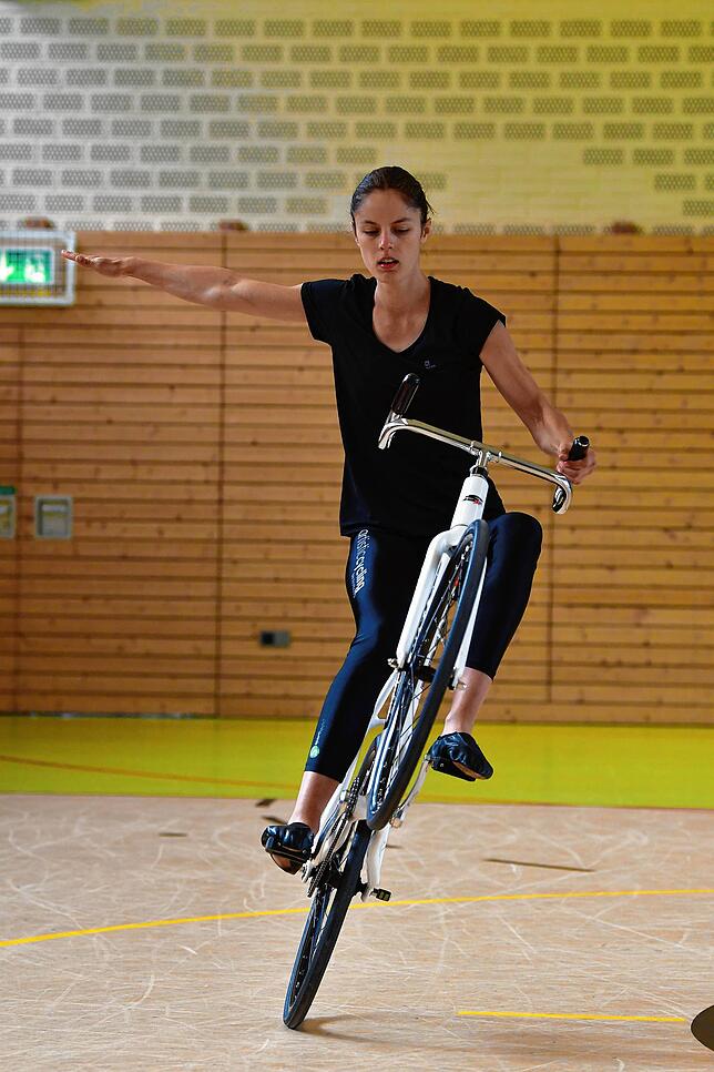Bild 15: So trainiert Kunstradfahrerin Alisa Lais vom RSV Wallbach ihr Programm