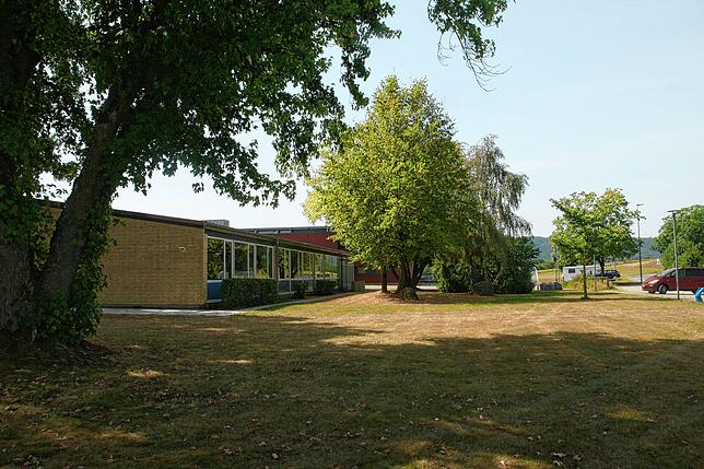 Die Büsinger Grundschule vor der Mehrzweckhalle.