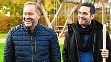 Alt-Bürgermeister Matthias Weckbach und sein Nachfolger Christoph Stolz beim Pflanzen der Bürgermeistereiche.