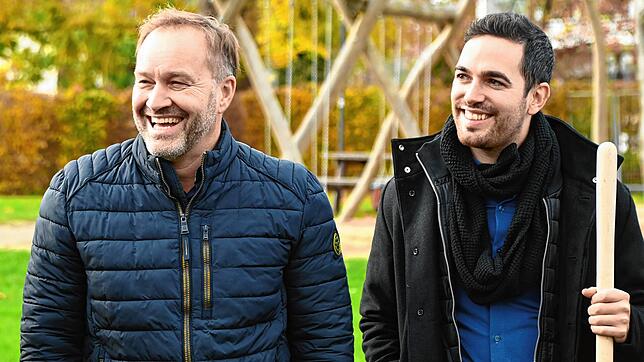 Alt-Bürgermeister Matthias Weckbach und sein Nachfolger Christoph Stolz beim Pflanzen der Bürgermeistereiche.