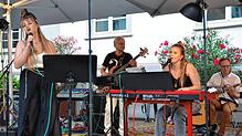 Die Markdorfer Band Five Senses um Sängerin Paula Stützenberger (links), hier bei ihrem Schlosshof-Konzert-Auftritt 2024, spielt am 13. ...