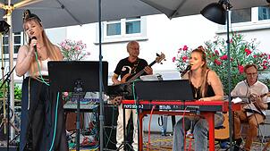 Die Markdorfer Band Five Senses um Sängerin Paula Stützenberger (links), hier bei ihrem Schlosshof-Konzert-Auftritt 2024, spielt am 13. ...
