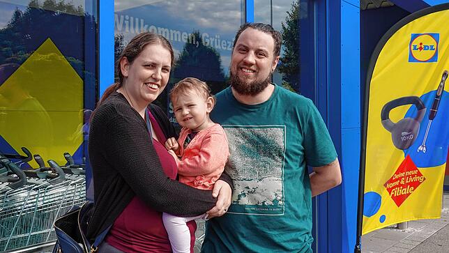 Simone und Alexander Hubert mit Tochter Finja. Aus Dielsdorf in der Schweiz sind sie nach Lottstetten zum Einkaufen gefahren.