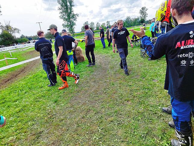 Bild 32: Benzingeruch, Action und dröhende Motoren: Der Mofa-Mania Fünfkampf der Motorsportfreunde Pfohren