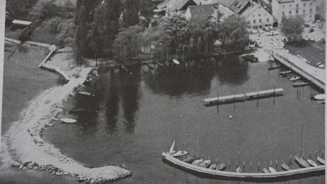1963: Noch fehlt in Staad der Hafen für Sportboote. Er wurde an den früheren Steg für die Dampfschifffahrt (links im Bild) angesetzt. ...