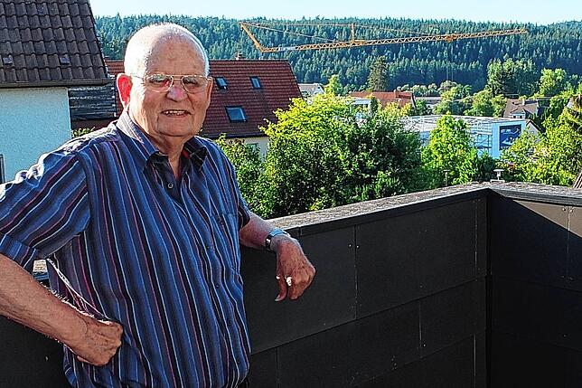 Der langjährige Betriebsleiter der Peter-Uhren, Norbert Grimm, blickt auch heute noch, 35 Jahre nach der Schließung des Werkes, hinunter ...