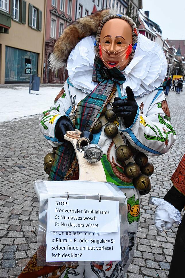Strählender Narro mit Säbel und Text zum nachschwätze