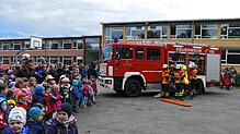 Die Jahreshauptübung der Freiwilligen Feuerwehr Rielasingen-Worblingen an der Ten-Brink-Schule wird von vielen Besuchern aufmerksam ...