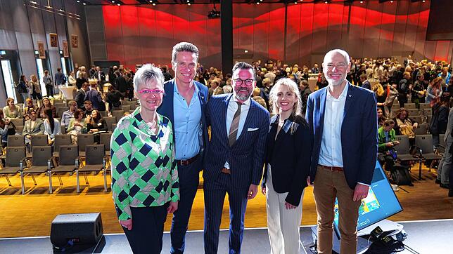 Beim Unternehmerfrühstück im Bodenseeforum Konstanz: Beate Behrens, Leiterin der städtischen Wirtschaftsförderung, Eric Thiel, der ...