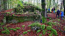 Die Mauerreste der Burganlage oberhalb von Raitbach müssen dringend gesichert werden.