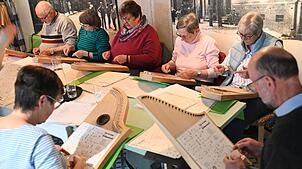 Unter der musikalischen Leitung von Anne Kathrin Faulhaber präsentiert sich die Tischharfengruppe der Jugendmusikschule St. Georgen. ...