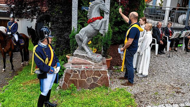 Pfarrer Dominik Feigenbutz segnet das neu gestaltet Wegkreuz und die Pferdestatue vor dem Wohnhaus von Bernhard Käfer in Kirchdorf. ...