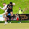 Kopfballduell zwischen Edonis Ibrahimi (SG Triberg/Nußbach, links) und Francesco Grillo (FV/DJK St. Georgen). Die St. Georgener ...