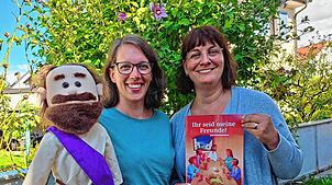 Jesus als Handpuppe, die in den Familiengottesdiensten in den Predigten spricht, Katharina Schmidt (Pastorale Mitarbeiterin) und rechts ...