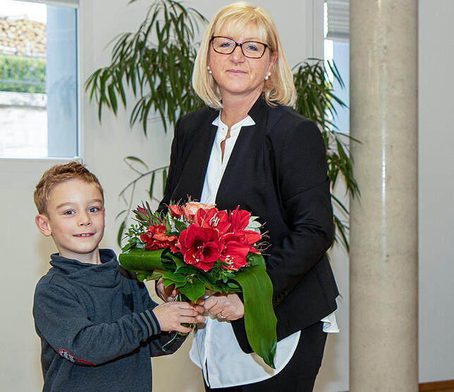 Schon ganz der Papa – der sieben Jahre alte Sohn Sebastian von VvP-Regionalleiter Thomas Roth überreichte ganz offiziell einen ...