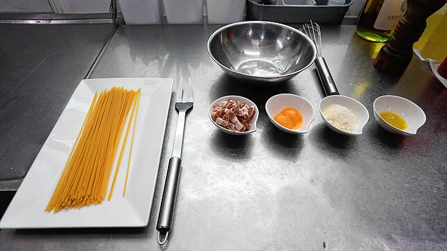 Die Zutaten für die Spaghetti Carbonara italienischer Art.