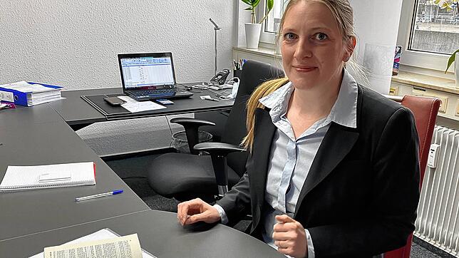 Anwältin Caroline Stier hat einen Scheidungsvertrag vor sich. Doch ob Scheidungen wirklich zunehmen, lasse sich wegen dem Scheidungsjahr ...