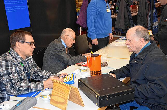 Natürlich trifft man an den Großtauschtagen auch ausgesprochene Briefmarken-Experten (v.l. Detlef Pfeiffer und Hans-Joachim Wirth vom ...