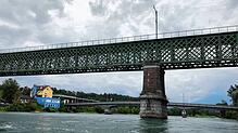 Die Rheinbrücken zwischen Waldshut und Koblenz (Eisenbahnbrücke und Autobrücke) am Grenzübergang zur Schweiz. Hat Lenin 1917 diese ...