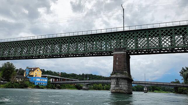 Die Rheinbrücken zwischen Waldshut und Koblenz (Eisenbahnbrücke und Autobrücke) am Grenzübergang zur Schweiz. Hat Lenin 1917 diese ...