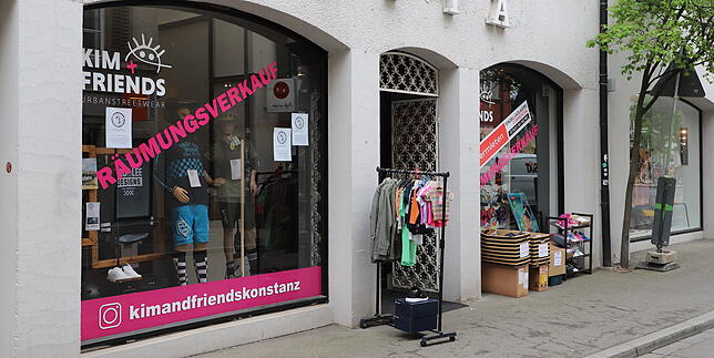 Paradiesstraße 13: Auch bei Kim+Friends steht in großen Buchstaben „Räumungsverkauf“ auf dem Schaufenster.