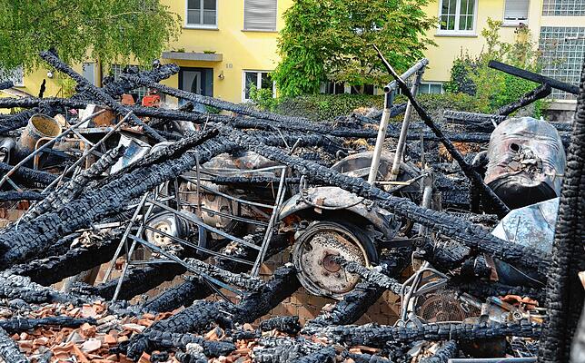 Bis auf die Grundmauern abgebrannt ist die Scheune mit Stall im Lilienweg. Die Landwirtsfamilie Oßwald hat nahezu alles an Gerätschaften ...