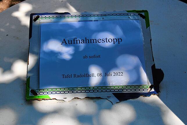 Hier steht es Schwarz auf Weiß: Die Tafel Radolfzell kann keine weiteren Kunden mehr aufnehmen, die Kapazitäten sind erschöpft