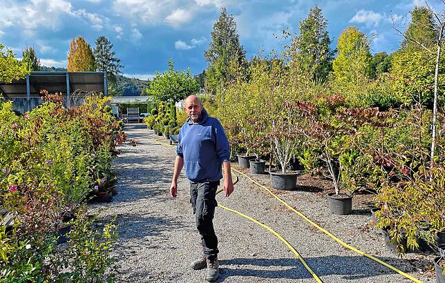 „Ohne diese Ausstellungsflächen im Außenbereich kann der Betrieb nicht fortbestehen“: Rolf Gihr inmitten seiner Gartenpflanzen.