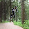 Gregor Spath fliegt mit seinem Mountainbike über die frisch eröffneten Flow-Trails.