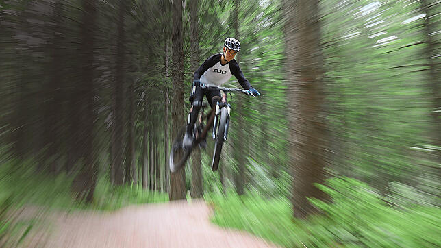 Gregor Spath fliegt mit seinem Mountainbike über die frisch eröffneten Flow-Trails.