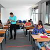 Manfred Hensler unterrichtet die VABO-E-Klasse in Mathe. In der 16-köpfigen Gruppe gebe es große Motivation und ein gutes Klassenklima, ...