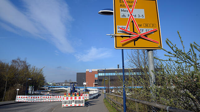 Hier führt kein Weg mehr entlang: Der Kreisverkehr zwischen Kornblumenstraße und Ailinger Straße wird derzeit erneuert.