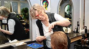 Friseurmeisterin legt Sylvia Kern arbeitet noch immer mehrfach die Woche in ihrem alten Salon. Den Betrieb hat sie 2016 an einen ...