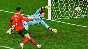 Cristiano Ronaldo von Portugal erzielt das 1:2 gegen Marc-Andre ter Stegen, Torhüter von Deutschland.