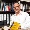 Andreas Osner, hier in seinem Büro, ist als Erster Beigeordneter von Konstanz Stellvertreter des Oberbürgermeisters und leitet das ...
