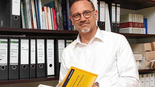 Andreas Osner, hier in seinem Büro, ist als Erster Beigeordneter von Konstanz Stellvertreter des Oberbürgermeisters und leitet das ...