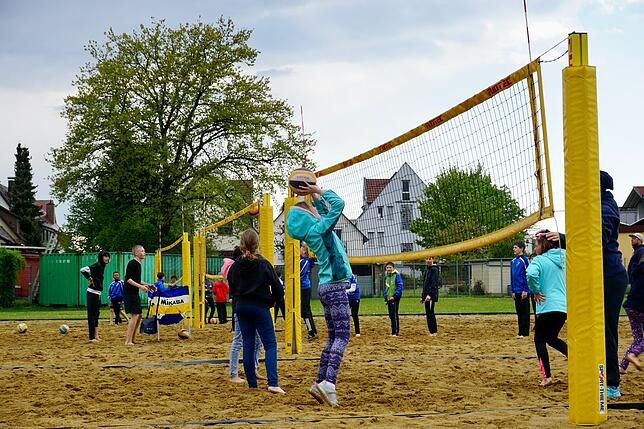 Nachwuchs-Volleyballer in Aktion – wenn es sein muss, auch bei Regen wie am späten Dienstagnachmittag.
