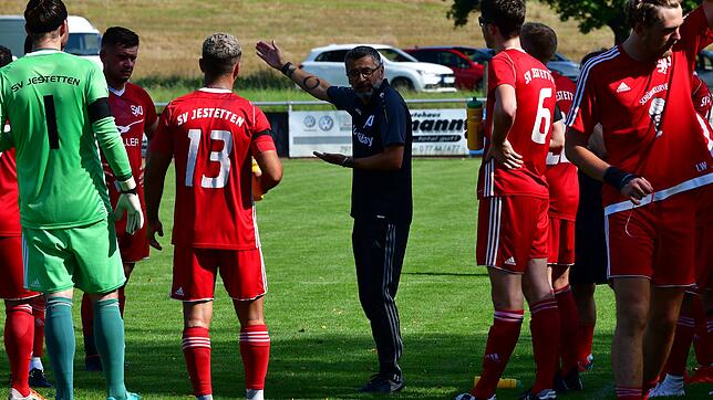Klare Ansage: Michele Masi (Mitte) wird auch in der kommenden Saison als Trainer beim SV Jestetten wirken. Der 49-Jährige ist &ndash; ...