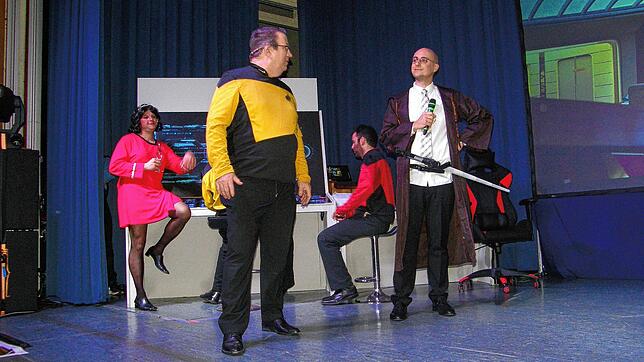 Captain Kork (links, Marcus Günther) hat die Reichenau als Ort für ein interstellares Treffen auserkoren. Nun ließ er schon mal den ...
