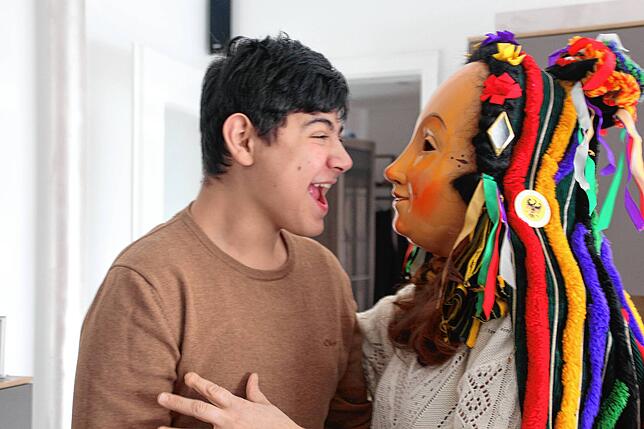 Pure Begeisterung. Das sich seine Mutter Maria als Rottweiler Fransenkleidle vermummt hat, löst bei Antonio Begeisterung aus.