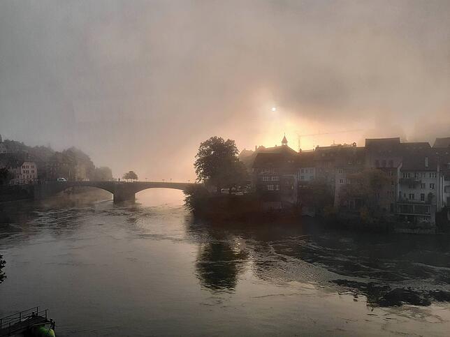 Der Nebel und die Sonnenschein hauchen Laufenburg und Waldshut am Rhein im Okober 2022 ein mythischen Ambiente ein.
