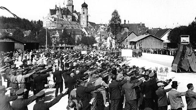 Bedingunglose Gefolgschaft, wie hier bei einer Kundgebung der NSDAP in Sigmaringen, war die Voraussetzung für die terroristische ...