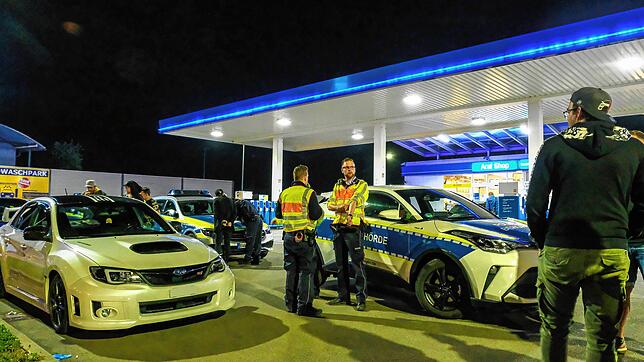 Der Car-Freitag 2022 in Singen: Sieben Autos mit Schweizer Kennzeichen wurden an der Aral-Tankstelle mit einem teuren Platzverweis geahndet.